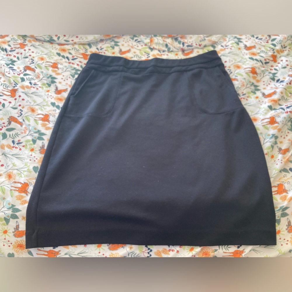 Used very soft comfortable black cotton skirt w/pockets. Size 14/16 Avenue